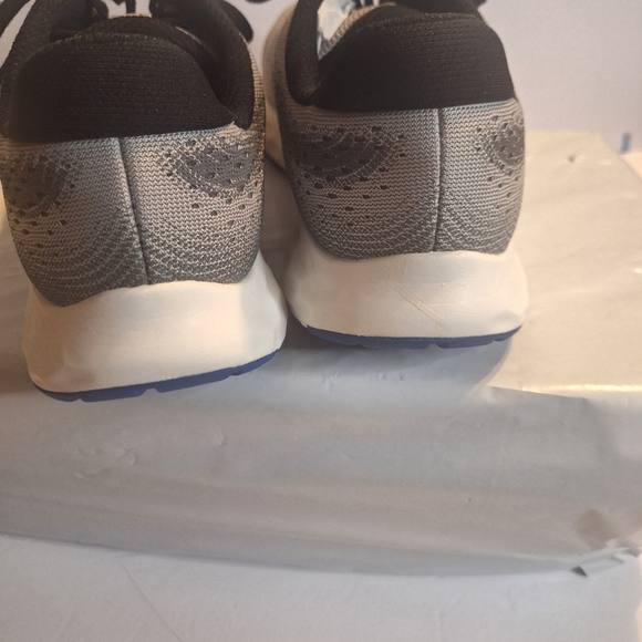 New Balance 520 V8 Unisex   Lightweight Sneakers Shoes. Size M 8/ W 9.5 main image 10